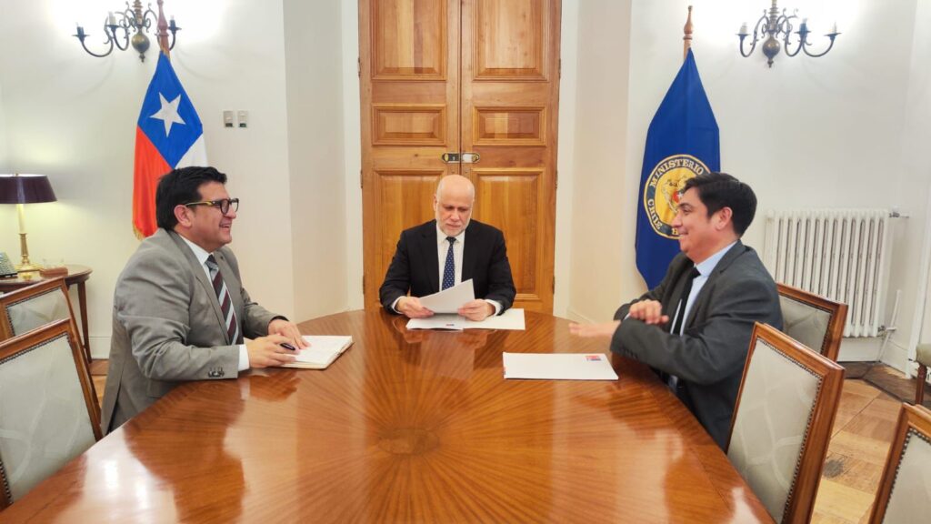 Ministro y subsecretario del Interior reciben a Delegado Aqueveque para abordar prioridades del Maule. 1 Imagen de WhatsApp 2025 08 04 a las 18.02.45 d7ce9f8b