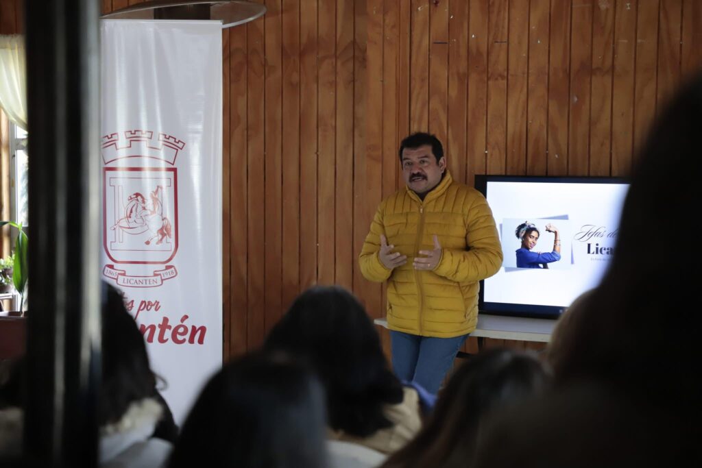 25 mujeres emprendedoras de Licantén se capacitan para fortalecer sus marcas. 1 Imagen de WhatsApp 2025 08 05 a las 14.13.31 7ac6da4a