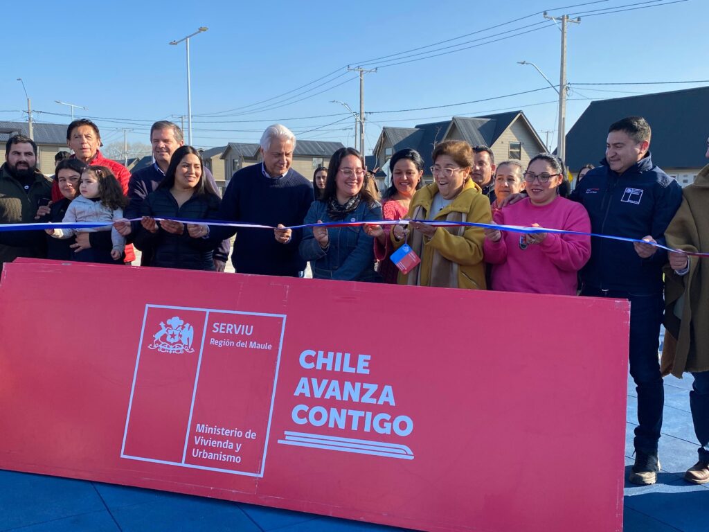 Delegada presidencial Aly Valderrama Villarroel encabezó la entrega de viviendas para 51 familias en Linares. 1 Imagen de WhatsApp 2025 08 07 a las 17.27.41 581be9d2