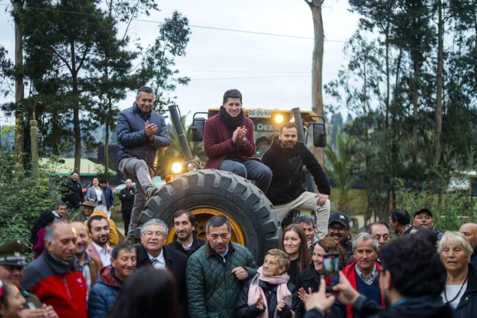 Más de $198 millones se invertirán en pavimentar caminos rurales de Vichuquén 1 Imagen de WhatsApp 2025 08 15 a las 19.06.11 13c9800c 696x464 1