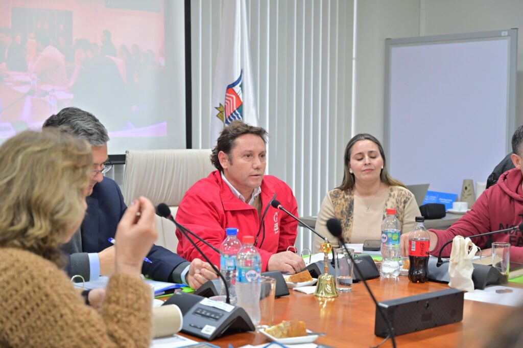 Gobernador Álvarez-Salamanca exige justicia tarifaria para los maulinos: “Sale más caro prender una ampolleta en el GORE que en la capital” 1 Imagen de WhatsApp 2025 08 20 a las 18.56.26 86ad61c9