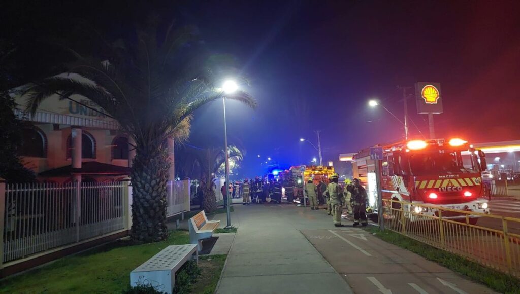 Incendio afecto dependencia utilizada como vivienda en terreno de iglesia en Curico