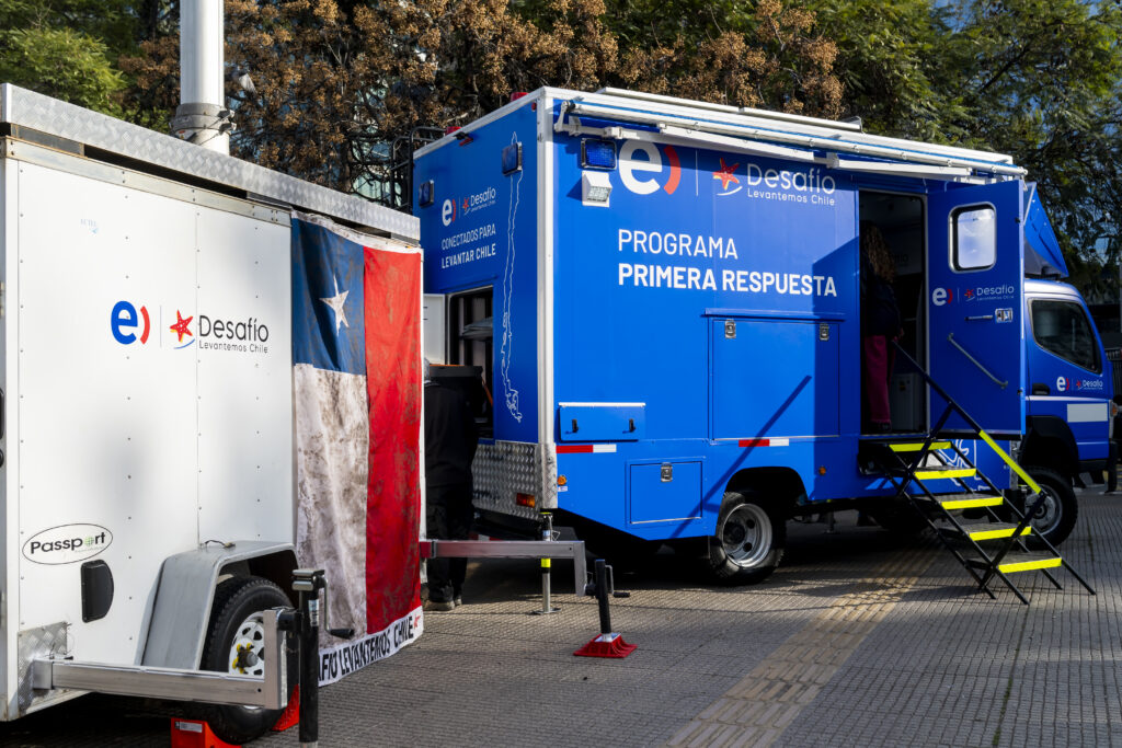 Entel y Desafío Levantemos Chile presentan el primer centro de operaciones para emergencias móvil con conexión satelital. 1 MAZ4158