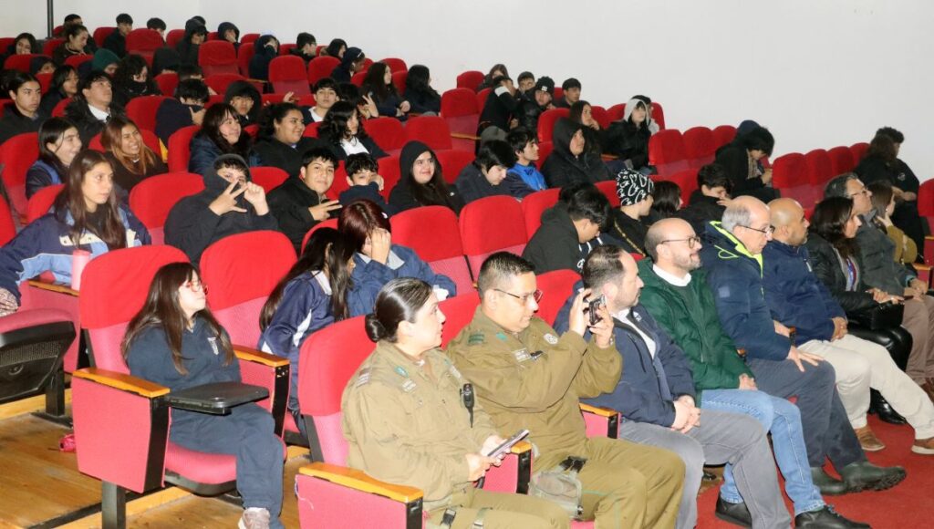 Molina Potencian prevencion del consumo de drogas y alcohol en adolescentes con charla de destacado psicologo