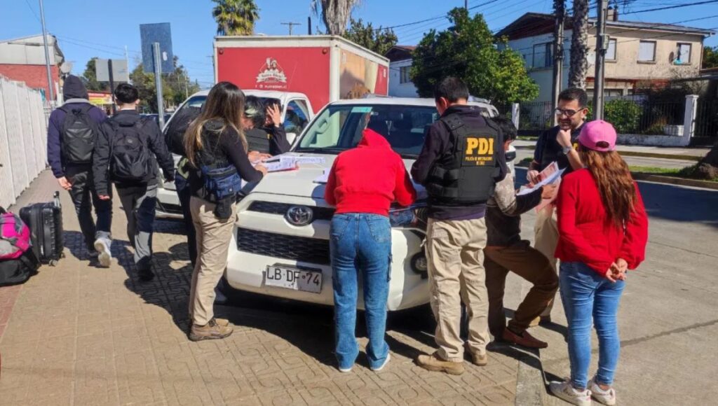 PDI Curicó fiscaliza a migrantes en operativo en terminal de buses 1 PDI Curico fiscaliza a migrantes en operativo en terminal de buses