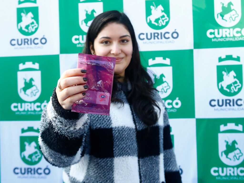 Curicó marca un hito en la promoción de la salud sexual juvenil con un dispensador municipal de preservativos. 1 WhatsApp Image 2025 08 08 at 11.58.22 AM 1