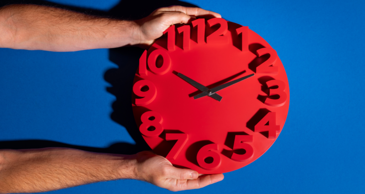 Se acerca el cambio de hora en Chile: ¿Cuándo y cómo ajustar los relojes? 1 cambio de hora 1 750x400 1
