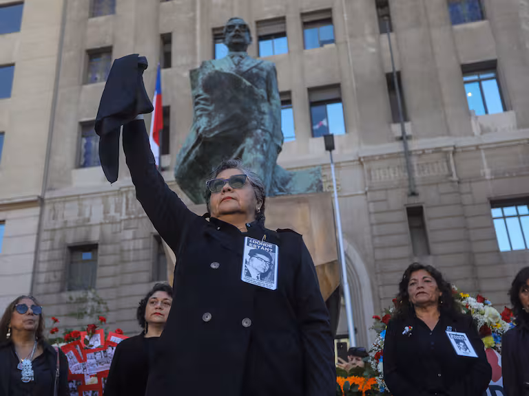 Conmemoración de los 52 años del golpe: familiares de detenidos desaparecidos se reúnen frente a La Moneda 1 4TGPHU2GJZFLDGDVYM45HP4BBU
