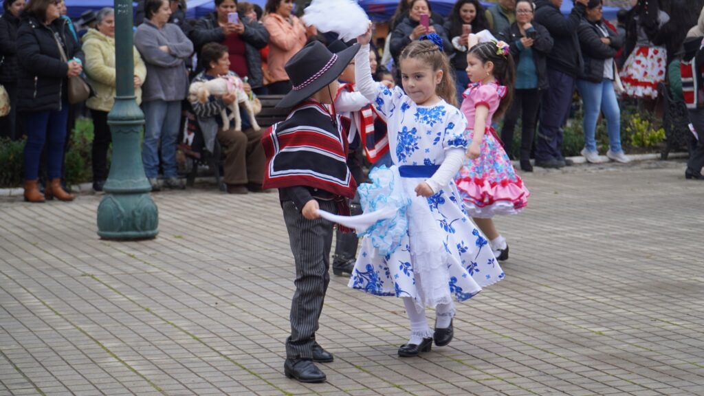 Licantén celebra la 12ª versión de la Muestra de Cueca Escolar en la Plaza de Armas 1 536270207 1223339283158781 6208597759412771656 n