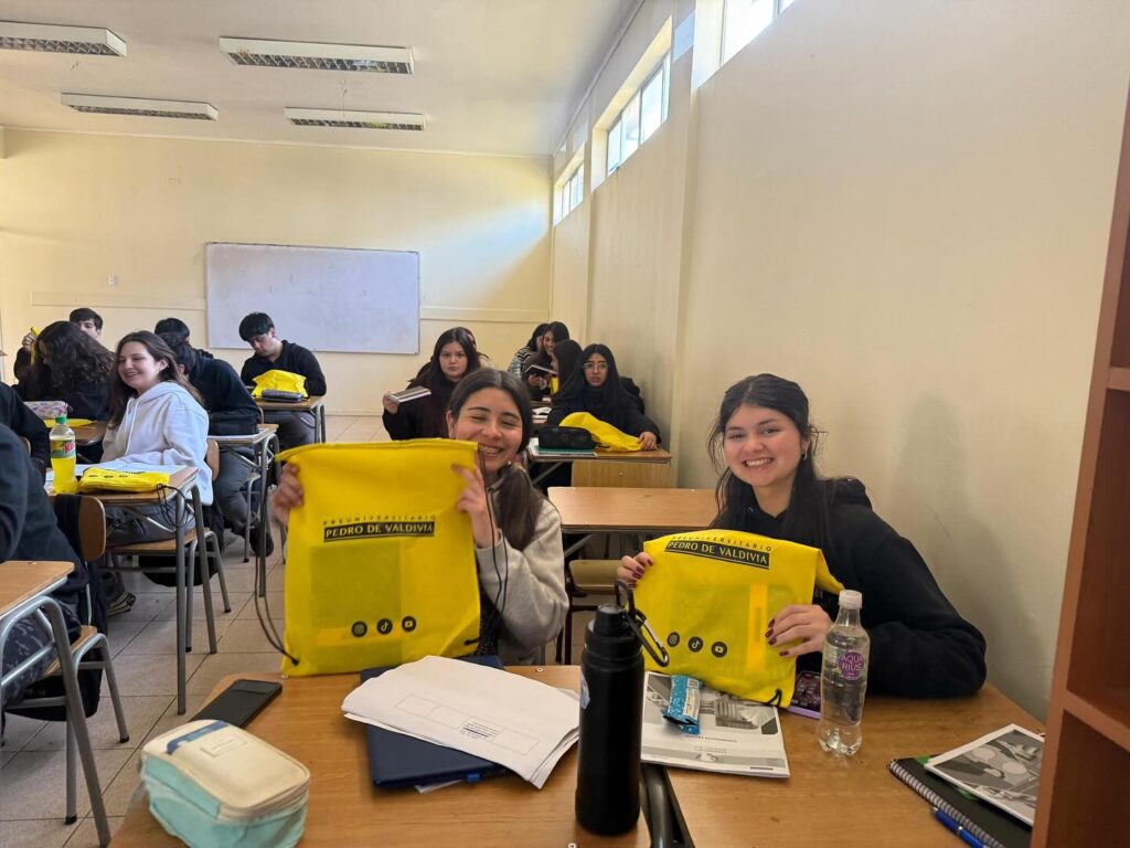 Licantén fortalece la preparación de sus estudiantes con material del Preuniversitario Municipal 1 541937254 18366153328144325 8712442858894597504 n