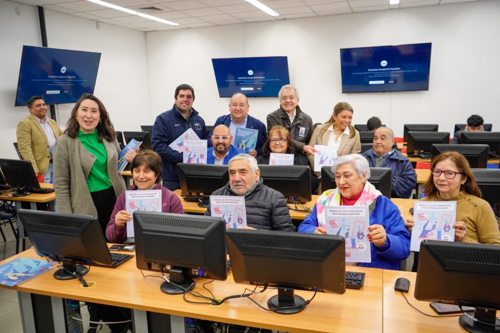 Gobierno lanza guía y estrategia de inclusión digital para personas mayores en el Maule 1 Imagen de WhatsApp 2025 09 05 a las 10.51.16 a6a0078a