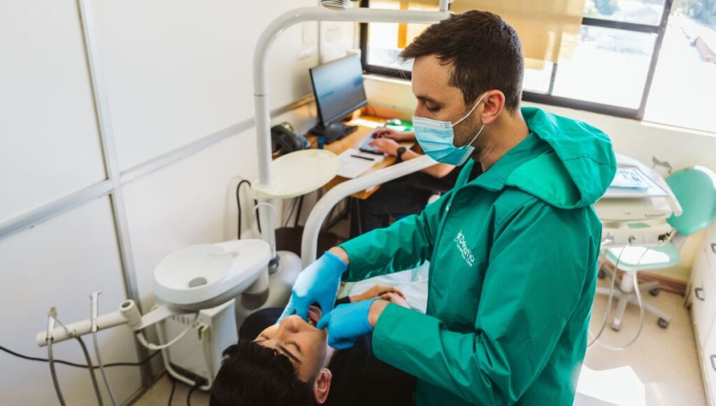 Mas de 100 pacientes de Linares solucionan problemas dentales en operativo masivo