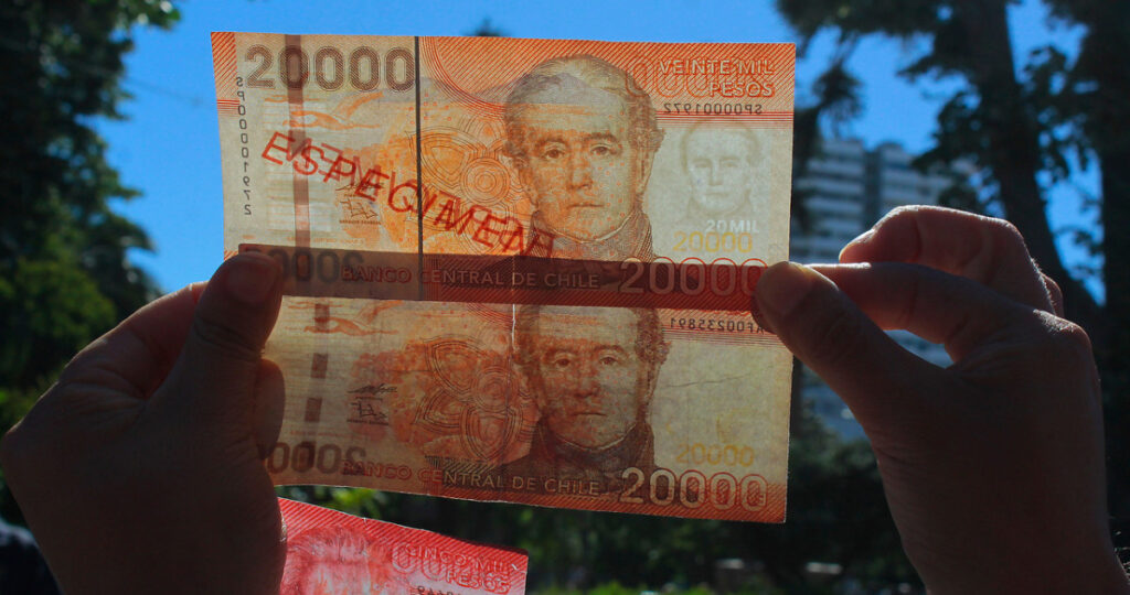 El método MIT: cómo detectar billetes falsos en Chile 1 billete de 20 mil a contraluz