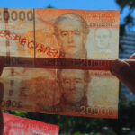 billete de 20 mil a contraluz