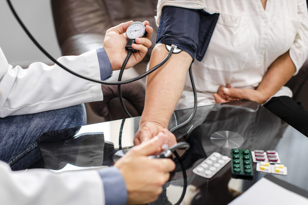 Curicó refuerza llamado a la prevención en el Día Mundial del Corazón 1 doctor masculino manos medir la tension un paciente