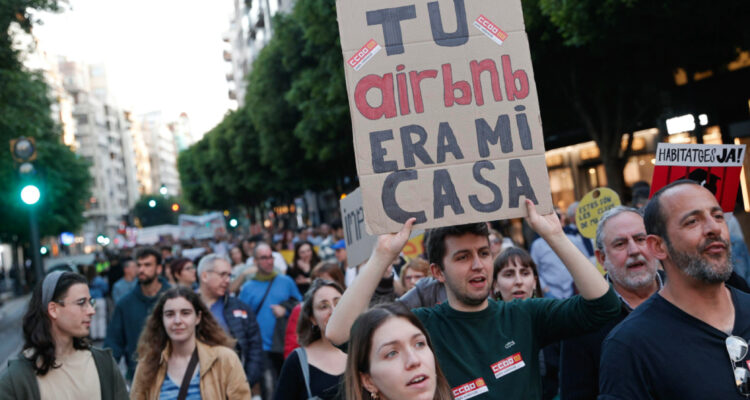 España ordena retirar 53 mil pisos turísticos ilegales 1 espana pide a plataformas como airbnb retirar 53 mil pisos 750x400 1