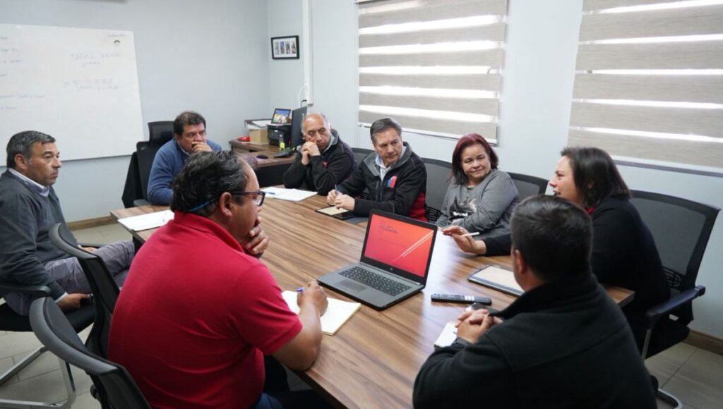 Alcalde Claudio Reyes se reúne con el seremi de Obras Públicas del Maule para abordar el estado de los caminos en Licantén 1 Alcalde Claudio Reyes se reune con el seremi de Obras Publicas del Maule para abordar el estado de los caminos en Licanten