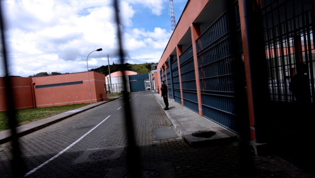 Despiden a asistente social sorprendida besandose con interno en el penal Bio Bio