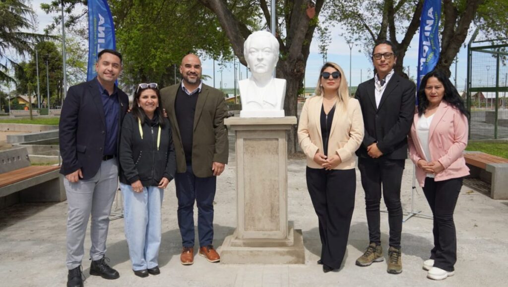 Donan busto de Gabriela Mistral para popular plaza en Molina 1 Donan busto de Gabriela Mistral para popular plaza en Molina