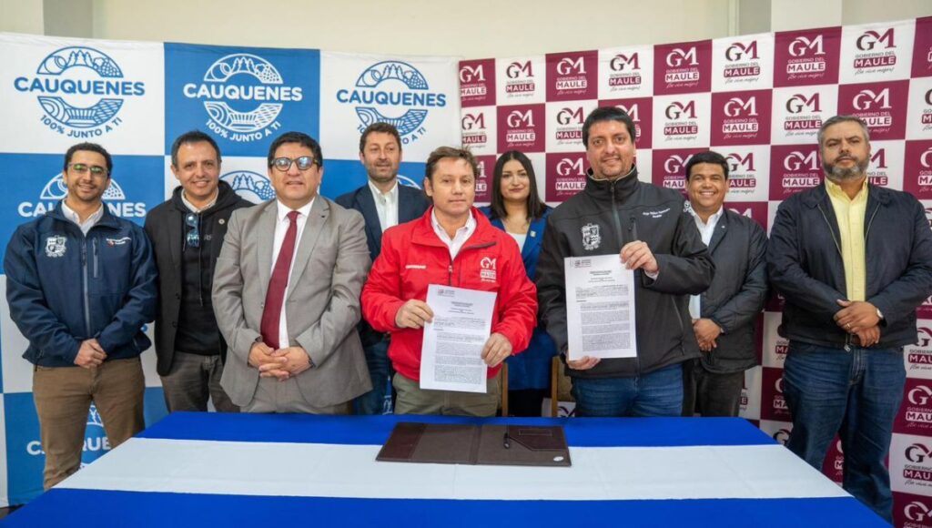 El corazon de Cauquenes se renueva Gobernador y Alcalde firman historico convenio de conservacion vial