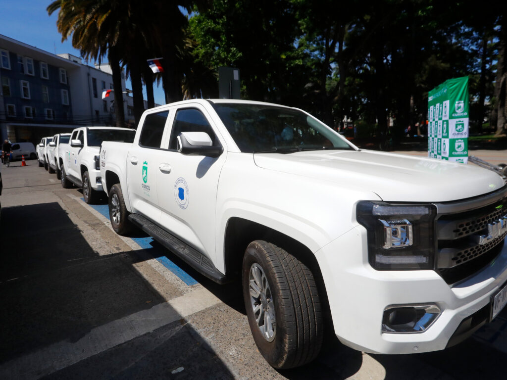 Municipalidad de Curicó refuerza su flota con cuatro nuevas camionetas 1 Foto 2 Nota Camionetas