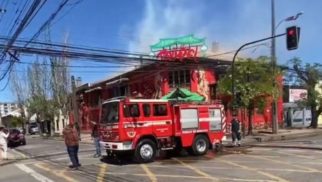 Incendio afecta a reconocido restaurante Taipei en pleno centro de Talca