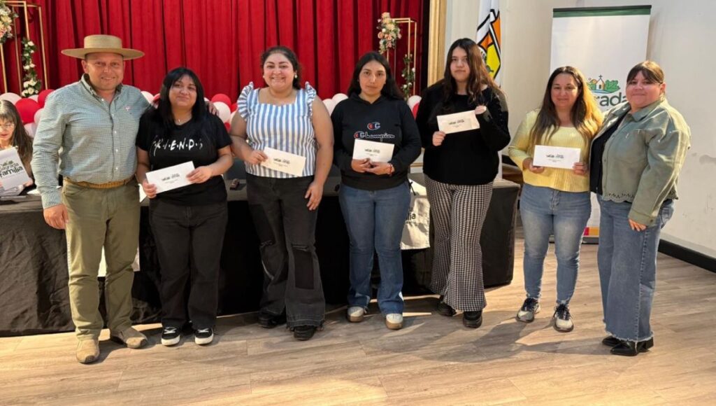 Sagrada Familia entrega becas de apoyo a estudiantes de educación superior 1 Sagrada Familia entrega becas de apoyo a estudiantes de educacion superior