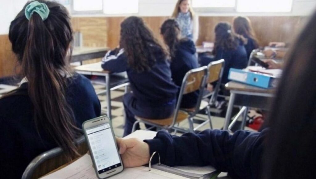 Senado avanza en proyecto que prohíbe uso de celulares en colegios 1 Senado avanza en proyecto que prohibe uso de celulares en colegios