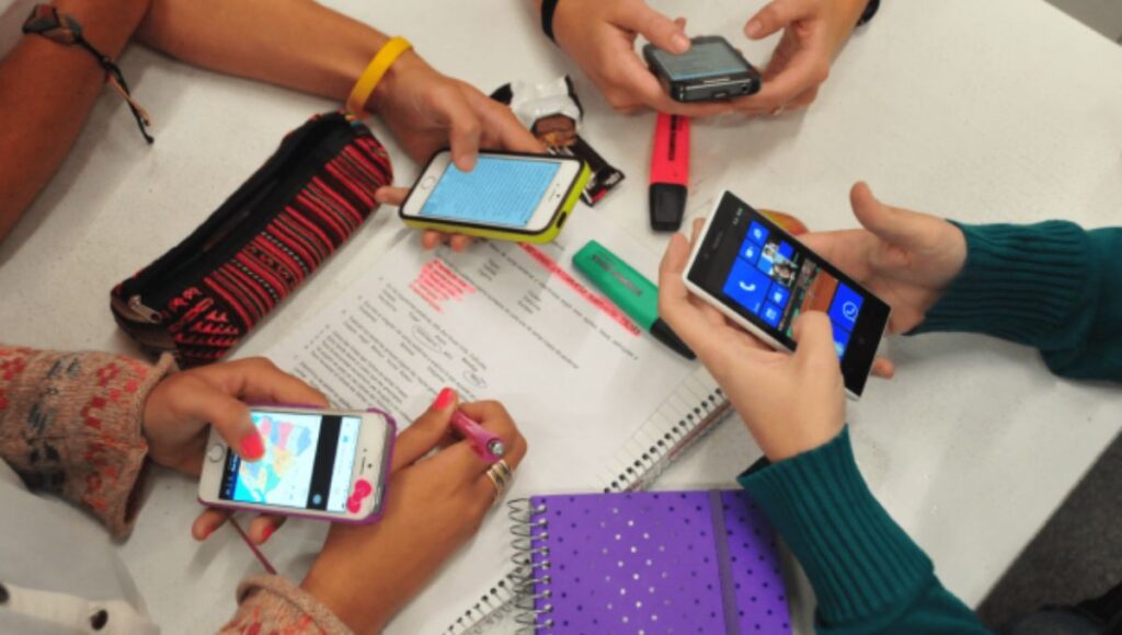Senado despacha proyecto que prohibe el uso de celulares en establecimientos educacionales