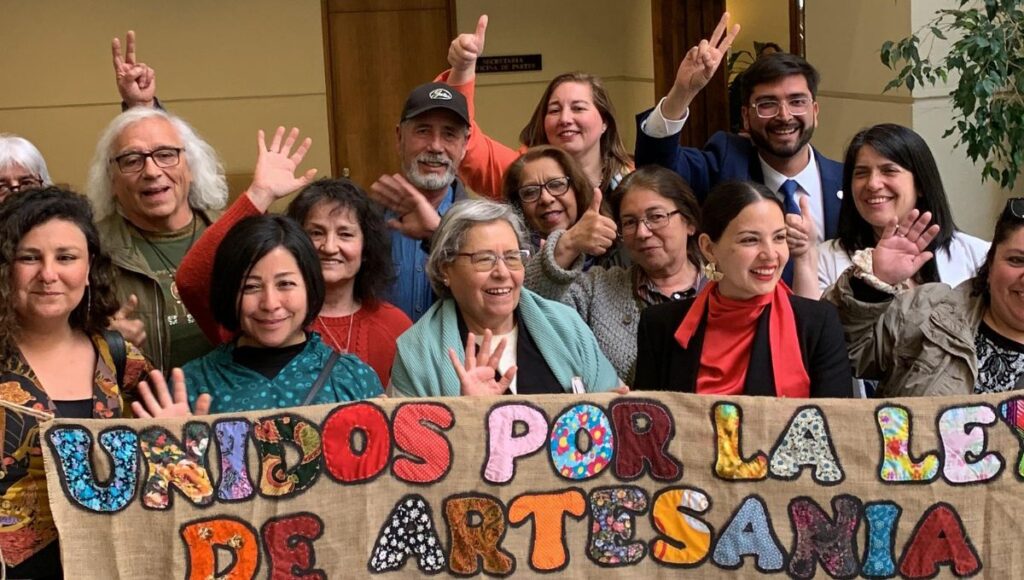 Senadora Paulina Vodanovic celebra aprobación de la ley de artesanía que protege el patrimonio cultural de Chile 1 Senadora Paulina Vodanovic celebra aprobacion de la ley de artesania que protege el patrimonio cultural de Chile