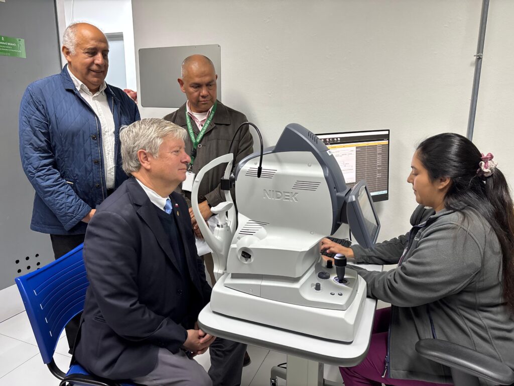 Municipio de Curicó presenta moderna cámara retinal para fortalecer la detección temprana de enfermedades visuales 1 WhatsApp Image 2025 10 02 at 12.20.55