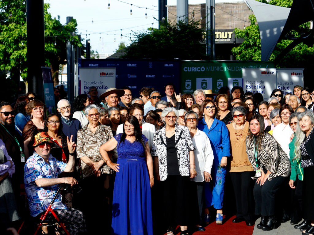 Personas mayores brillaron en la “Alfombra Dorada” del programa Vínculos 1 WhatsApp Image 2025 10 22 at 9.20.59 PM