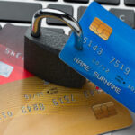 alto angulo bloqueo tarjetas credito parte superior computadora portatil 750x400 1