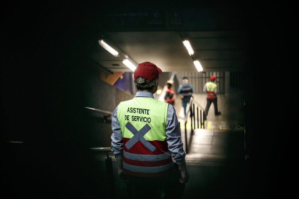 metro suicidios trabajadores impacto emocional scaled 1