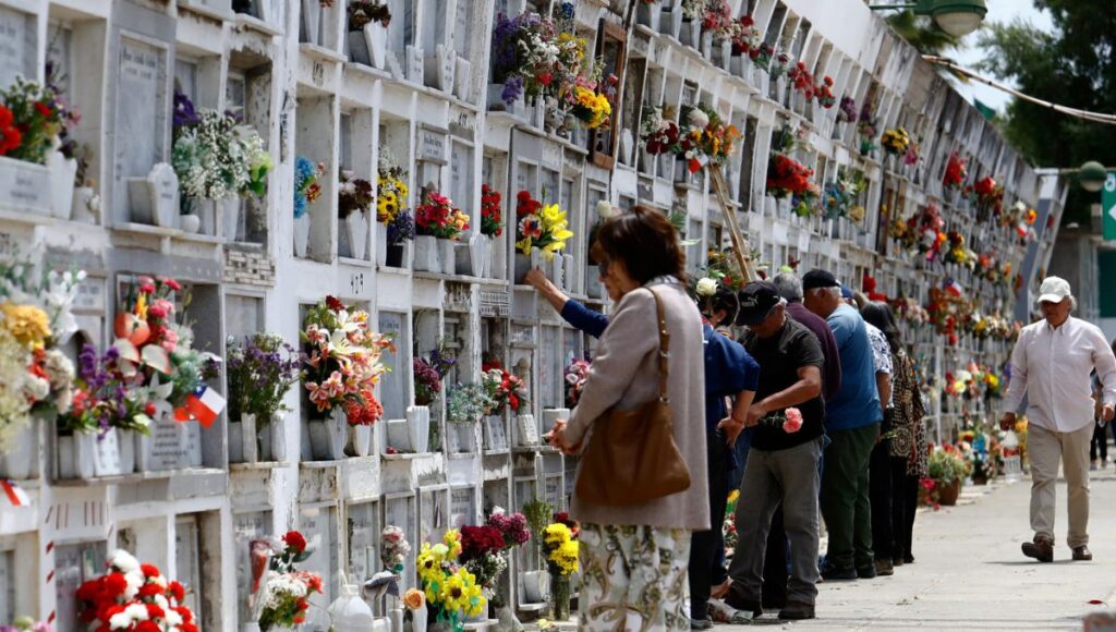 Cementerio municipal de Curicó recibió masiva visita del día de Todos Los Santos 1 Cementerio municipal recibio masiva visita del dia de Todos Los Santos