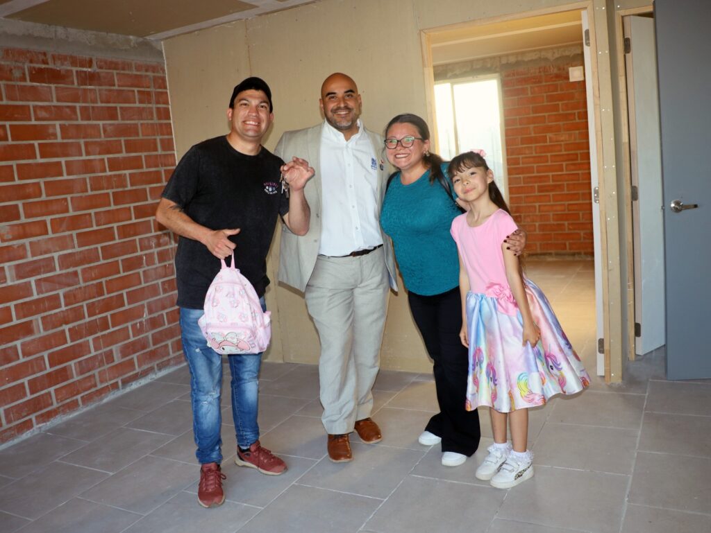 Sueños cumplidos en Lontué: 318 familias reciben las llaves de su casa 1 Imagen de WhatsApp 2025 11 03 a las 11.26.03 0dcf6c47