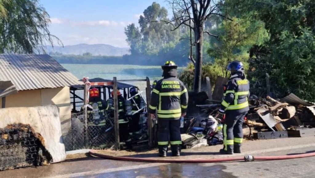 Incendio en Santa Cruz deja una persona fallecida y destruye dos viviendas en Paso Los Reyes 1 Incendio en Santa Cruz deja una persona fallecida y destruye dos viviendas en Paso Los Reyes
