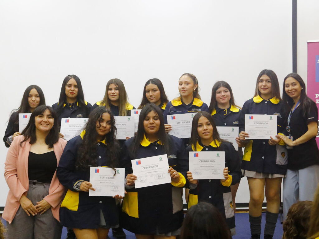 Curicó: Mujeres y hombres fueron certificados como facilitadores en derechos sexuales y reproductivos 1 Mujeres y hombres fueron certificados como facilitadores en derechos sexuales y reproductivos