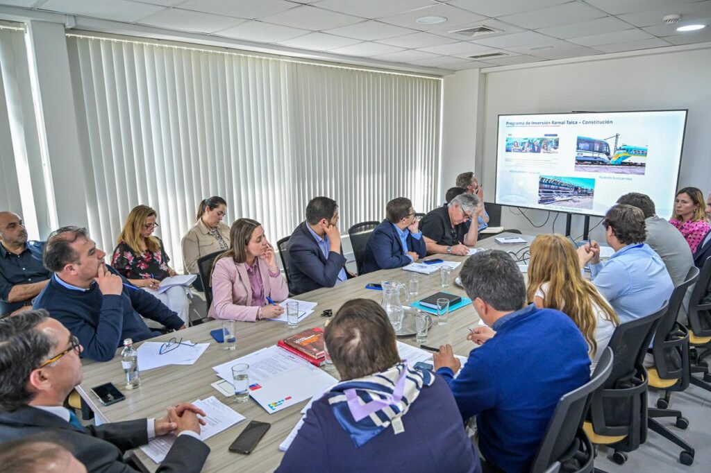 Gobierno del Maule lidera gestiones que permiten acuerdo con EFE para habilitar paradas intermedias del Ramal Talca–Constitución 1 WhatsApp Image 2025 10 30 at 08.50.40