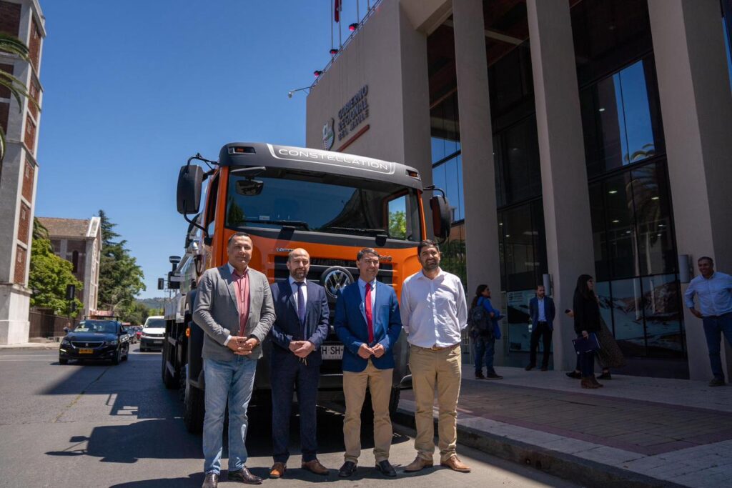 Longaví refuerza su capacidad sanitaria con nuevo camión limpia fosas gracias al apoyo del Gobierno del Maule 1 WhatsApp Image 2025 10 30 at 15.56.18