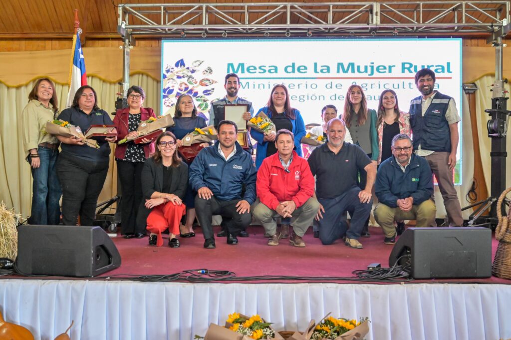 Gobernador Pedro Pablo Álvarez-Salamanca encabeza entrega de reconocimientos a destacadas mujeres campesinas del Maule 1 WhatsApp Image 2025 11 21 at 17.32.47