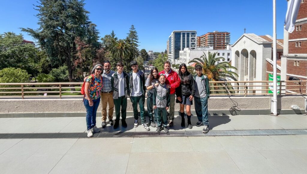 Alumnos de la Escuela Carlos Spano de Talca conocen el Gobierno Regional en un recorrido guiado por el gobernador 1 Alumnos de la Escuela Carlos Spano de Talca conocen el Gobierno Regional en un recorrido guiado por el gobernador