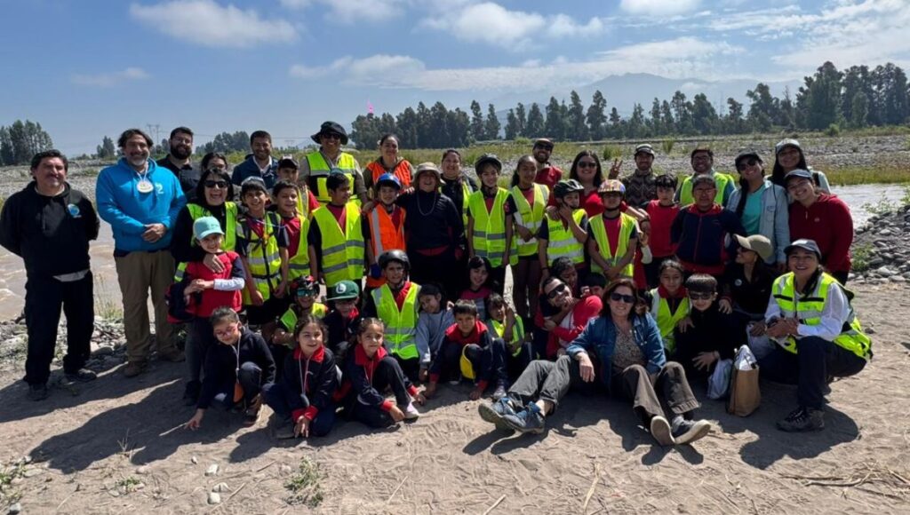 Estudiantes de escuela rural exploraron flora y fauna acuática en el río Tinguiririca 1 Estudiantes de escuela rural exploraron flora y fauna acuatica en el rio Tinguiririca