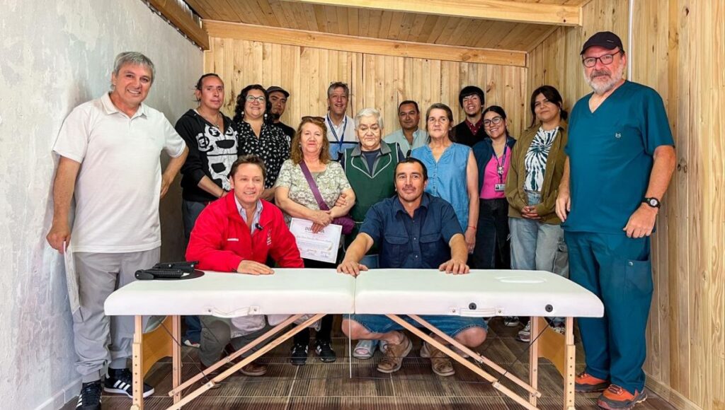 Gobernador acompaña a vecinos en la apertura de sala kinesiológica de Los Huertos en San Clemente 1 Gobernador acompana a vecinos en la apertura de sala kinesiologica de Los Huertos en San Clemente