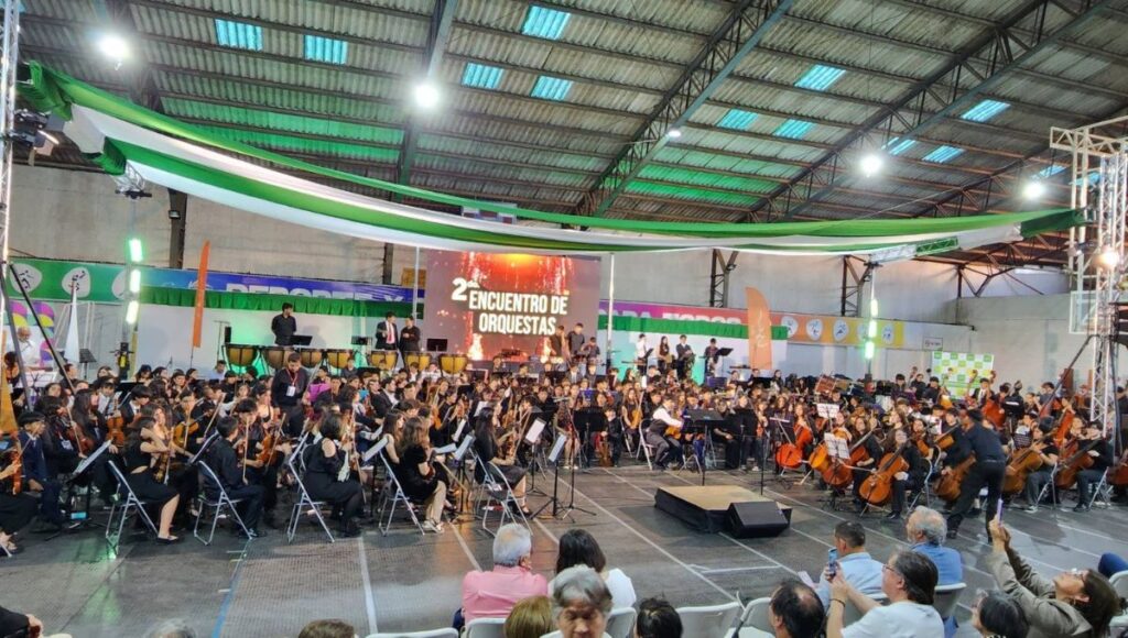 Mas de 300 musicos rinden homenaje a la musica de peliculas en Chimbarongo
