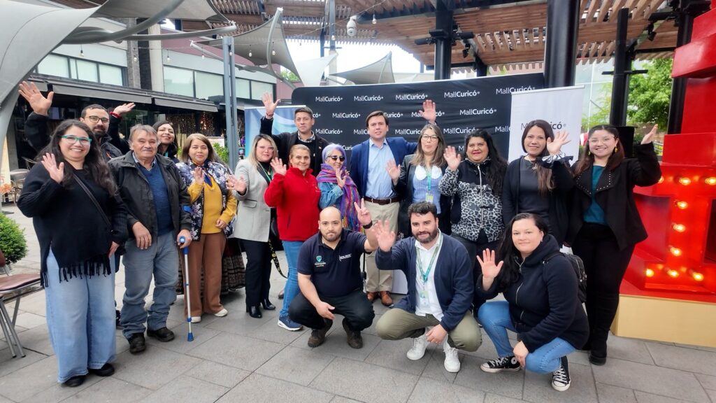 “Manos que Inspiran”: emprendedores de Vichuquén y Teno dan vida a una feria inclusiva en el Mall Curicó 1 WhatsApp Image 2025 11 07 at 13.45.58 1