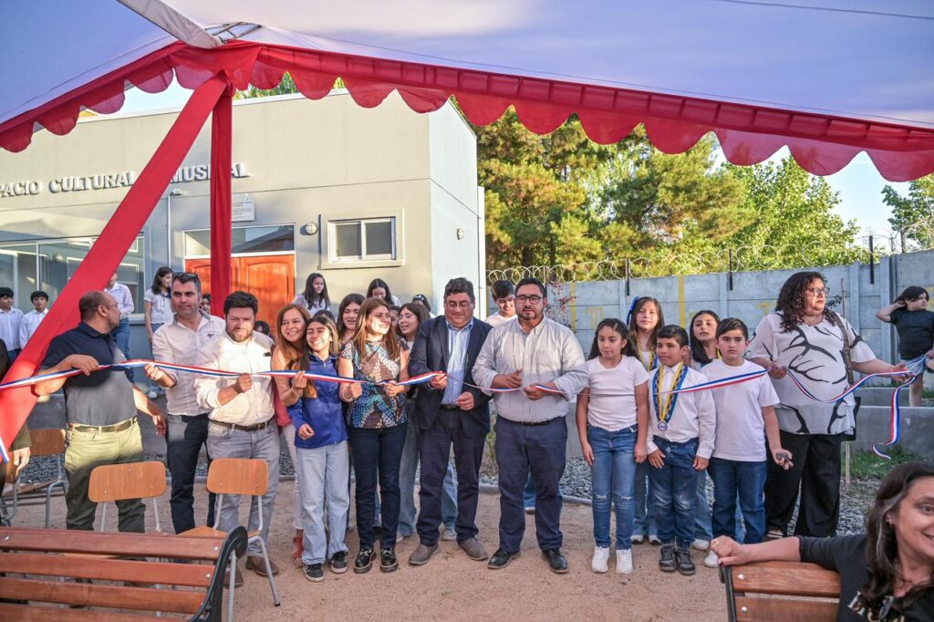 San Rafael avanza con fuerza: inversión del Gobierno del Maule impulsa un moderno espacio cultural y una nueva plaza para la comunidad 1 WhatsApp Image 2025 11 28 at 10.50.33