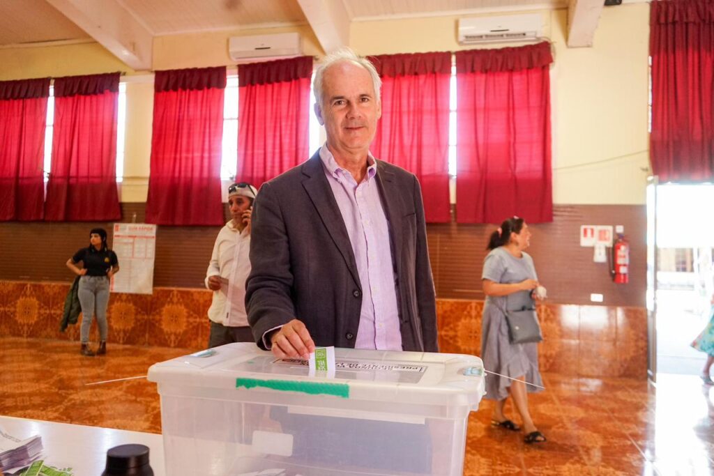 Senador Galilea llama a participar tras votar en Talca 1 WhatsApp Image 2025 12 14 at 14.41.55