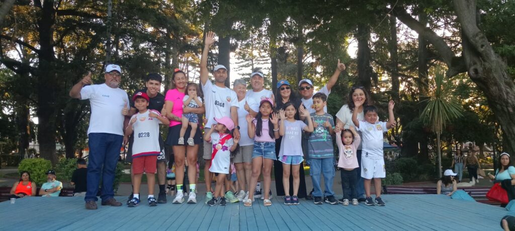 Jornada solidaria e inclusiva reunió a familias en Plaza de Armas de Curicó 1 WhatsApp Image 2025 12 22 at 09.41.42
