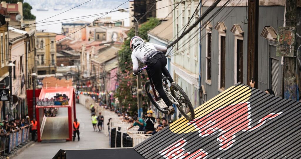 red bull valparaiso cerro abajo carrera hizo ciudad capital mundial downhill urbano